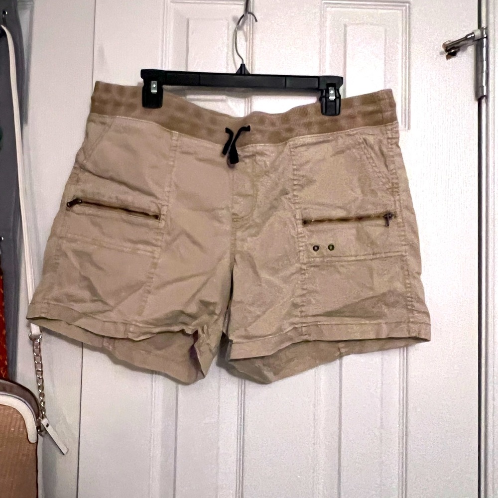 Cargo shorts with zippers, pockets and drawstring.